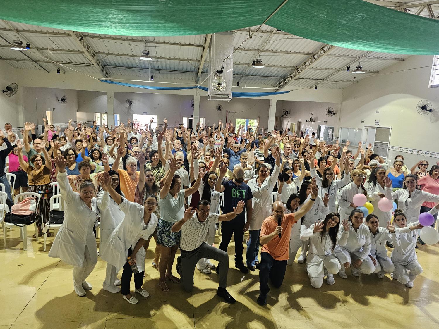 Sade rene 300 idosos para oficina Retratos do Envelhecer em parceria com Esportes e UniMAX