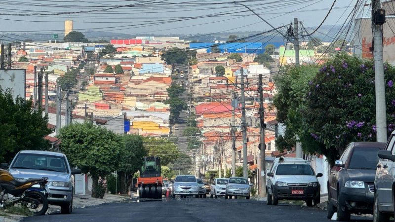 Secretaria de Obras trabalha no recapeamento da rua Adlia Philomena Mattioni