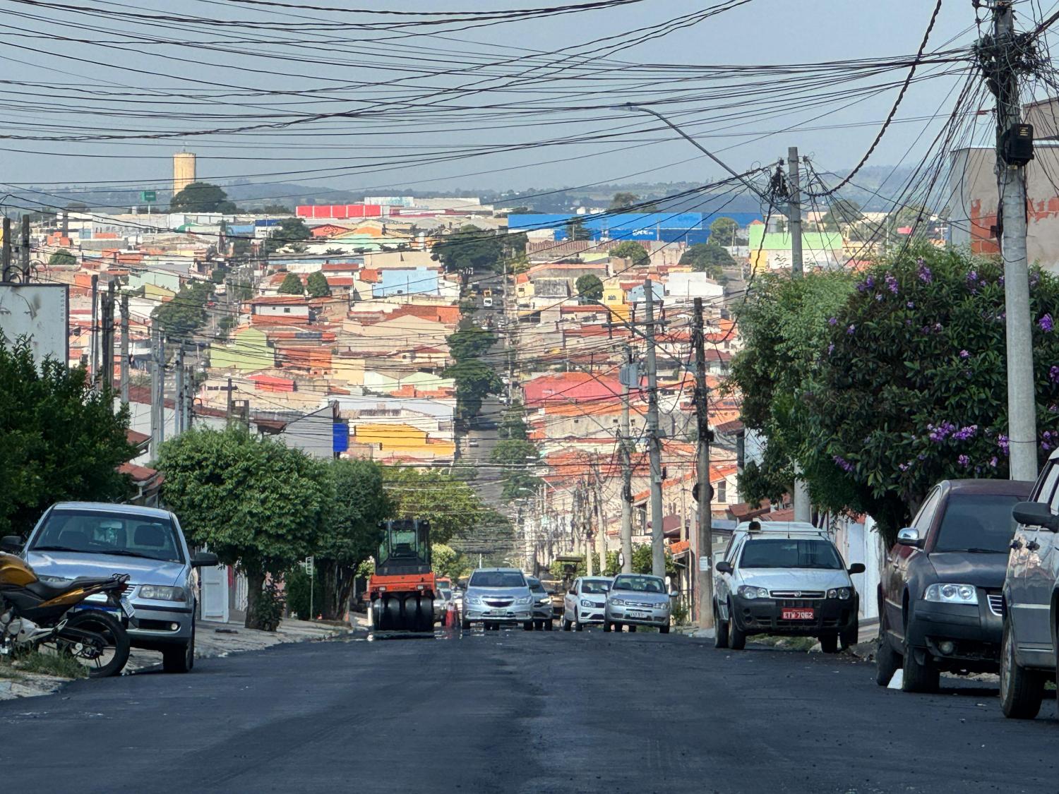 Secretaria de Obras trabalha no recapeamento da rua Adlia Philomena Mattioni