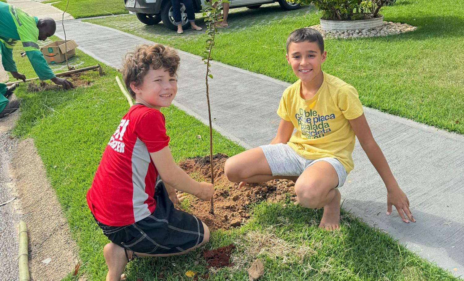 Secretaria de Servios Urbanos promove plantio do Bairro Verde no Residencial Dona Lucilla
