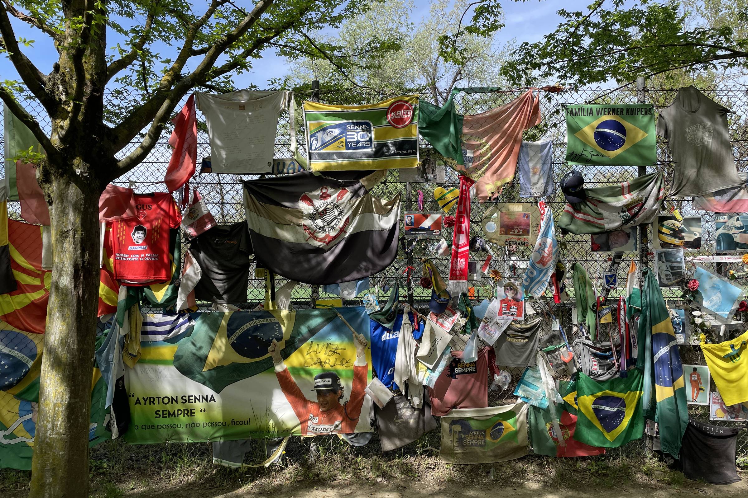 Senna é presença marcante em Ímola 30 anos após sua morte – 27/04/2024 – Esporte