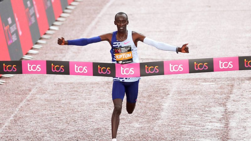 Tênis com placa de carbono é doping tecnológico? – 12/04/2024 – Marina Izidro