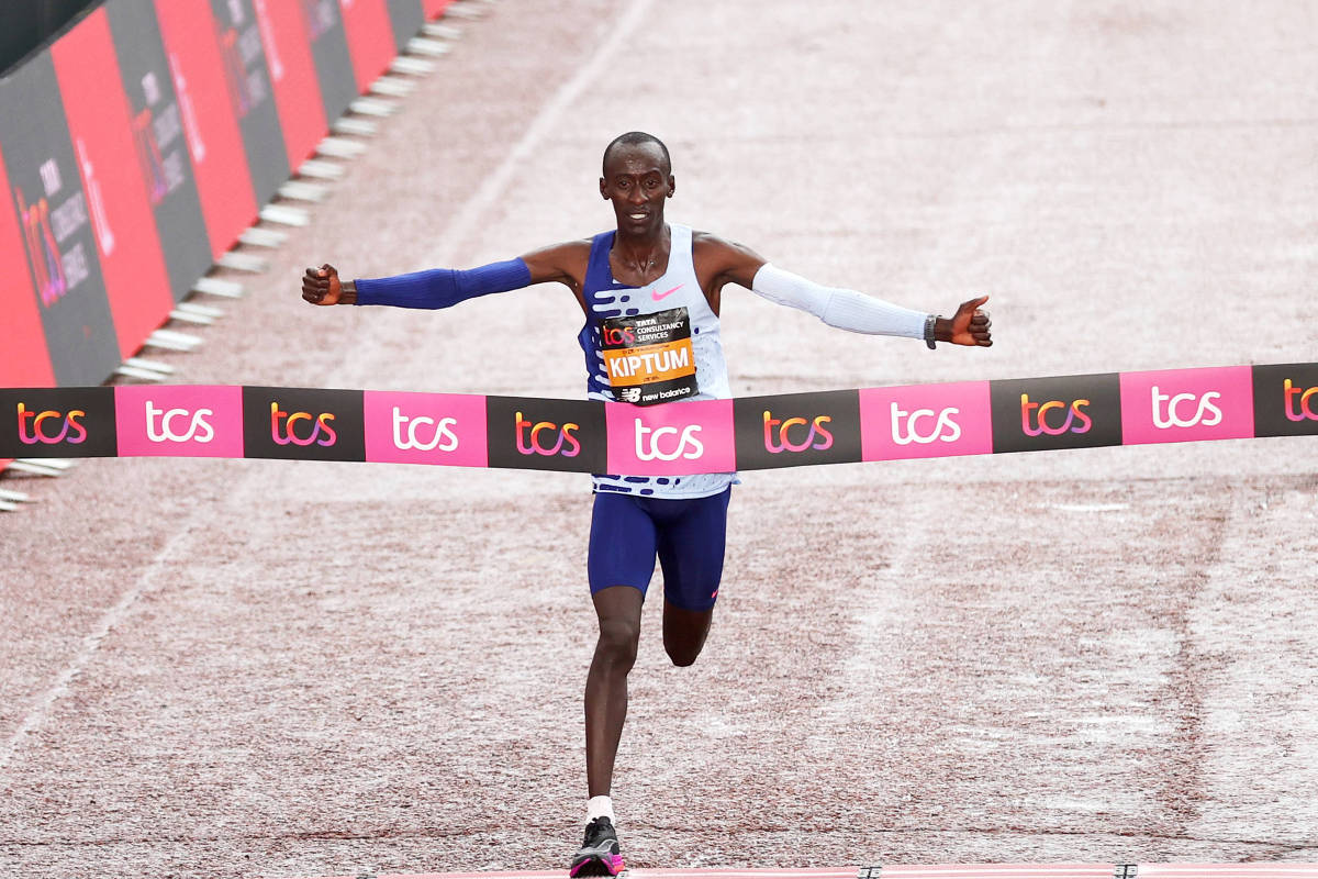 Tênis com placa de carbono é doping tecnológico? – 12/04/2024 – Marina Izidro