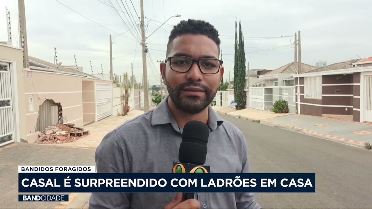 Casal percebe presença de criminosos ao chegar em casa e bate carro na fuga