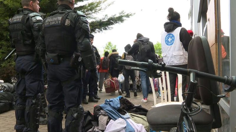 Centenas de migrantes expulsos de prédio abandonado no subúrbio de Paris | AFP