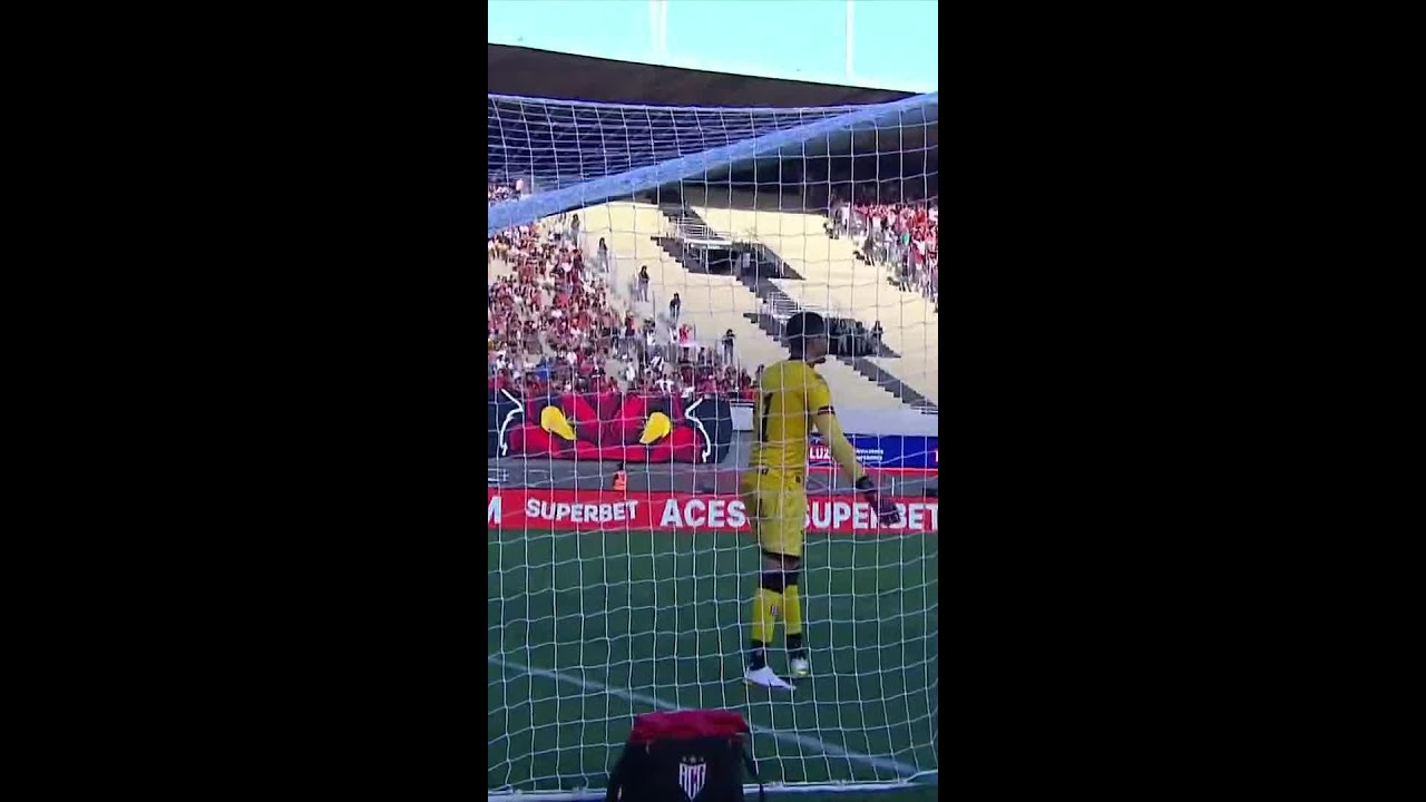 DE LA CRUZ MARCA GOLAÇO DE FALTA | ATLÉTICO-GO X FLAMENGO | #shorts | ge.globo