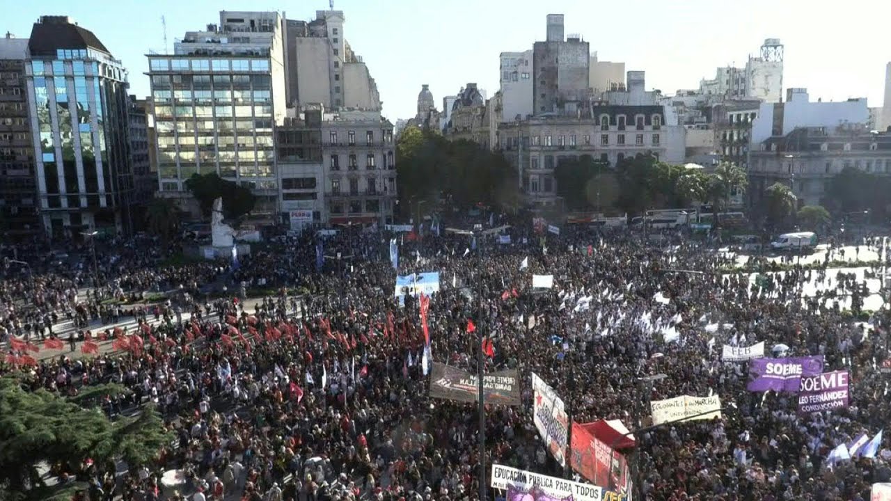 Estudantes protestam na Argentina contra ajustes nas universidades públicas | AFP