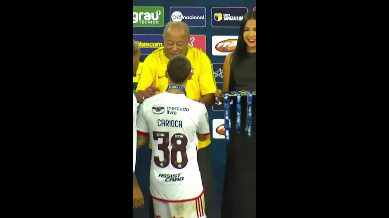 JAIRZINHO ENTREGA MEDALHAS🥇 AOS ATLETAS DO FLAMENGO CAMPEÃO CARIOCA | #SHORTS | ge.globo