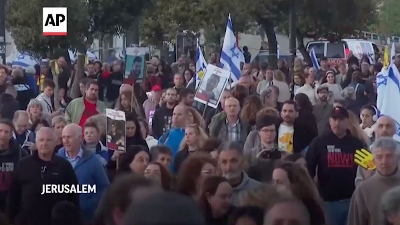 Manifestantes israelenses se reúnem em frente ao parlamento em Jerusalém