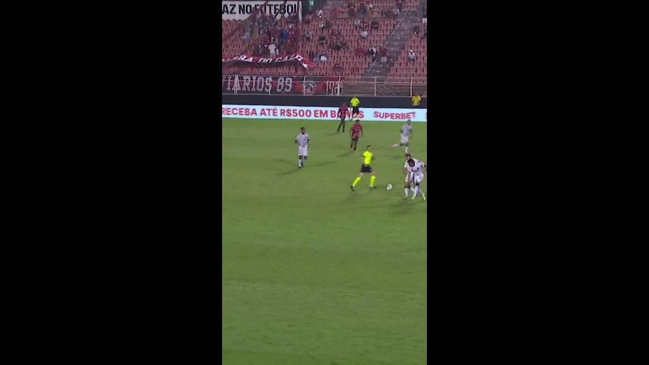 NEM RASGANDO A CAMISA CONSEGUIRAM PARAR O JOGADOR DO OPERÁRIO! QUE DRIBLE! | #shorts | ge.globo