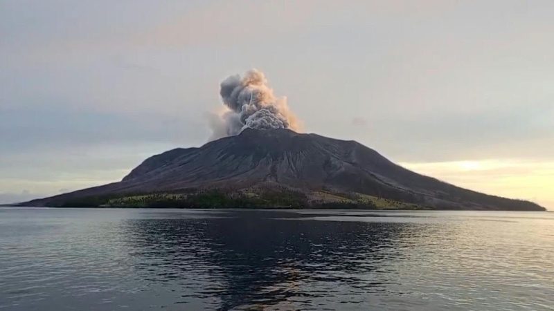 Nova erupção do vulcão indonésio Ruang | AFP