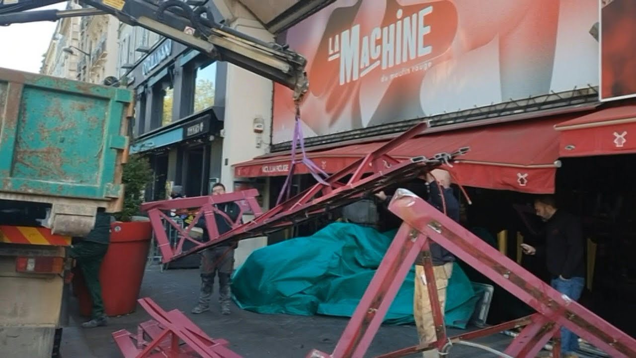 Pás do moinho de Moulin Rouge desabam em Paris | AFP
