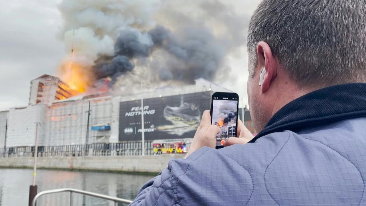 Prédio histórico que abrigou Bolsa de Copenhague é atingido por incêndio | AFP