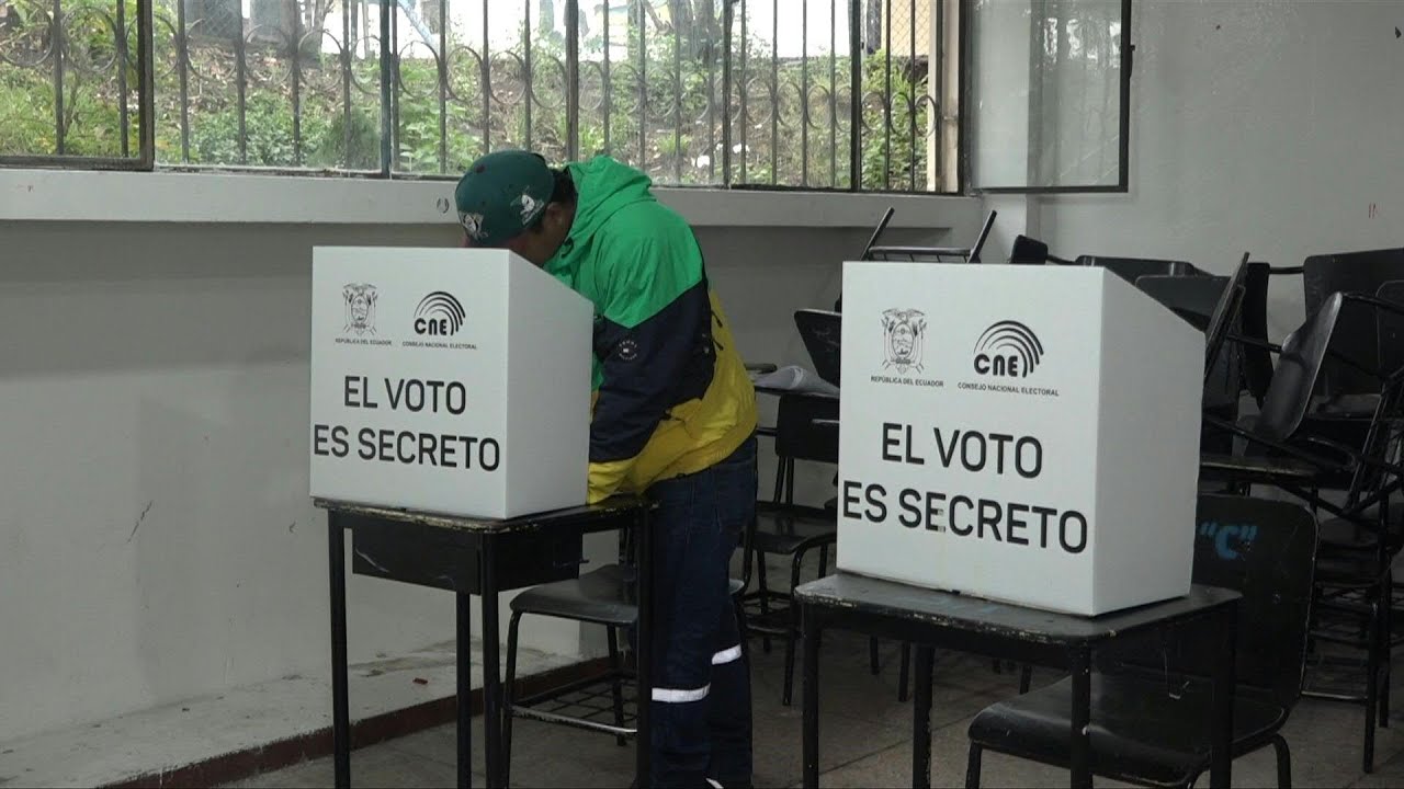 ‘Sim’ à extradição é aprovado em referendo no Equador | AFP