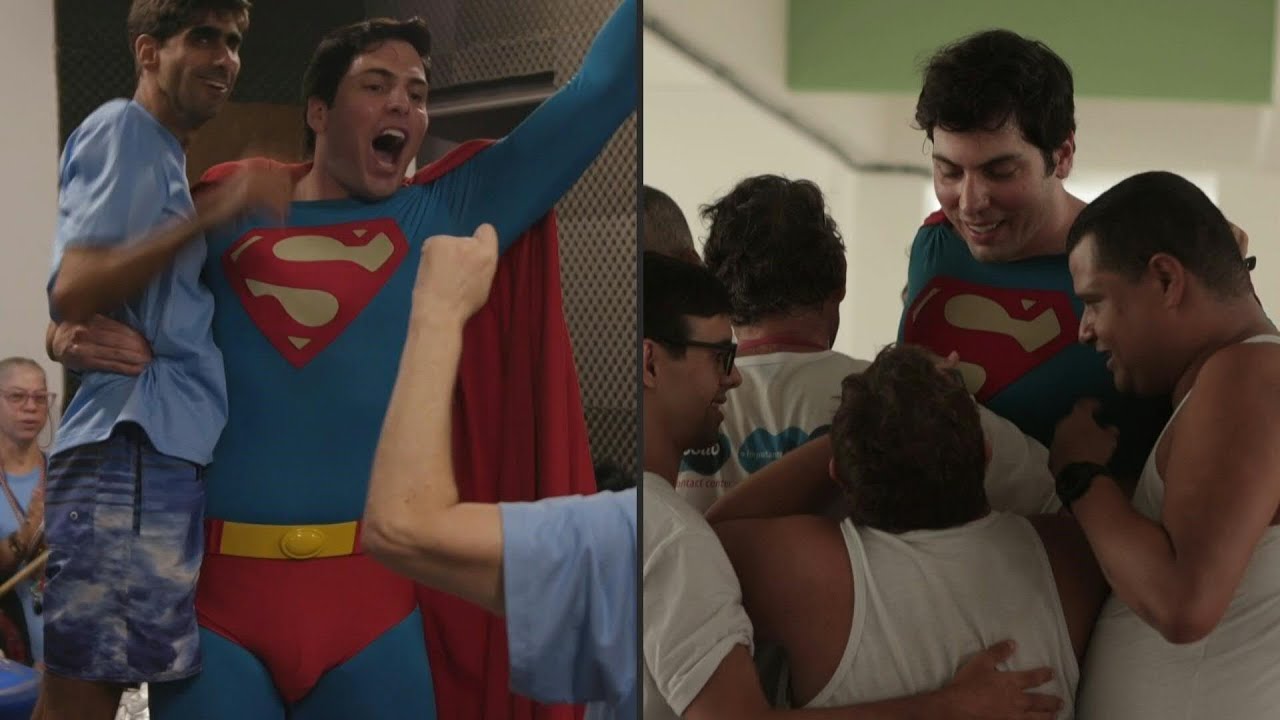 ‘Super-Homem brasileiro’ leva alegria a hospitais e instituições filantrópicas | AFP