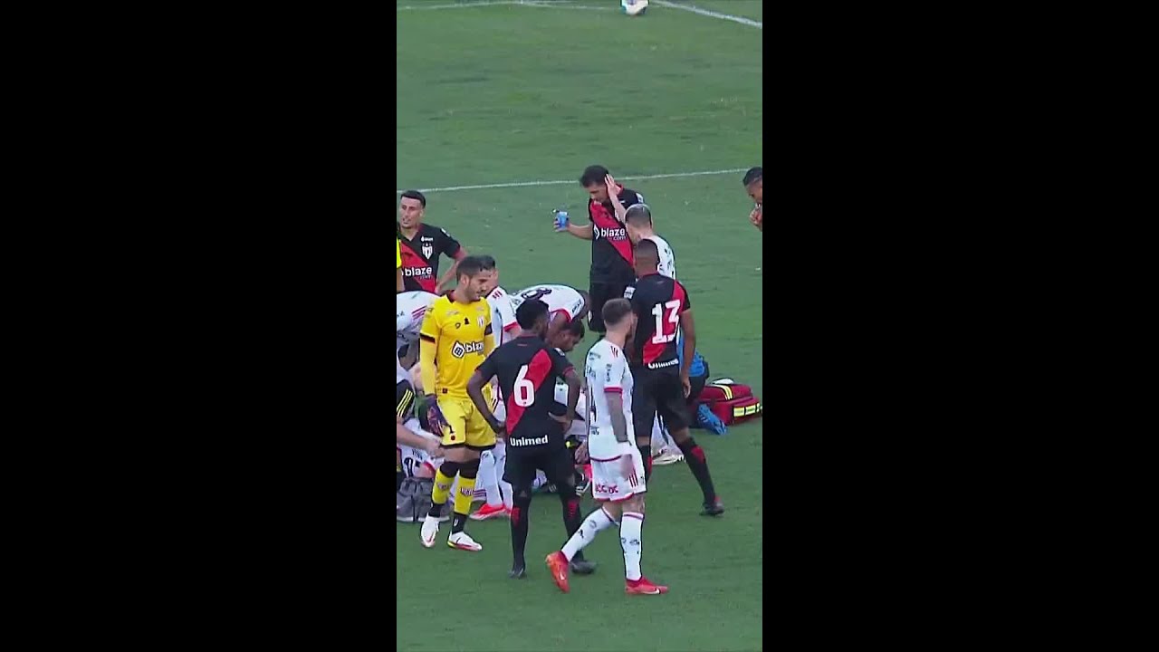 VIÑA E ADRIANO MARTINS SE CHOCAM E DEIXAM O JOGO | ATLÉTICO-GO X FLAMENGO | #shorts | ge.globo