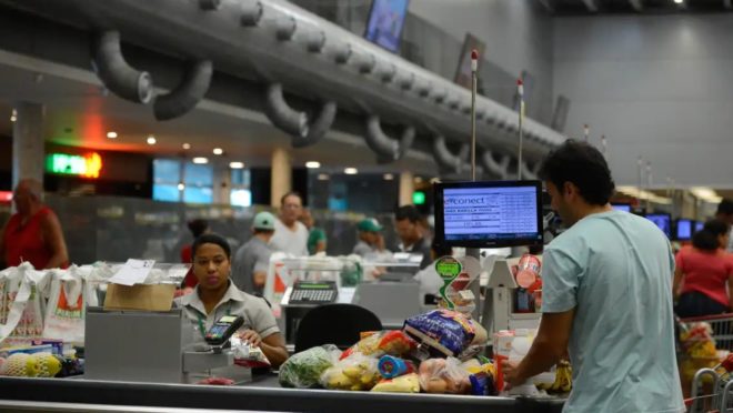 55% dos brasileiros veem aumento de preços no supermercado após Lula