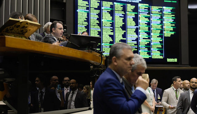 Congresso derruba vetos ao Orçamento, eleva valor das emendas e isenta IR em apostas
