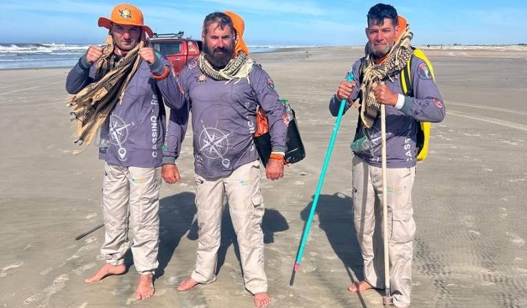 Eles andaram 226 quilômetros descalços na praia do Cassino – 02/05/2024 – É Logo Ali