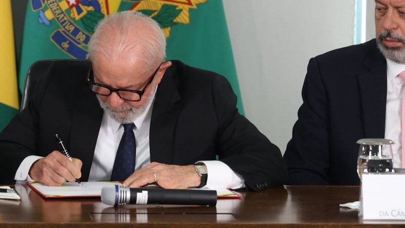 Lula assina projeto para agilizar ações de apoio ao Rio Grande do Sul