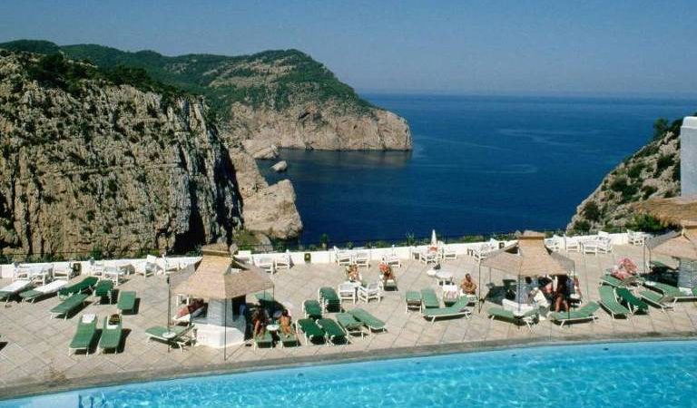 Preço do aluguel faz moradores de Ibiza morarem em carros – 07/04/2024 – Turismo