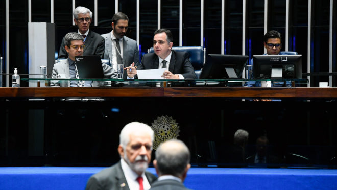 Senado aprova volta do DPVAT e liberação de R$ 15 bilhões para governo Lula