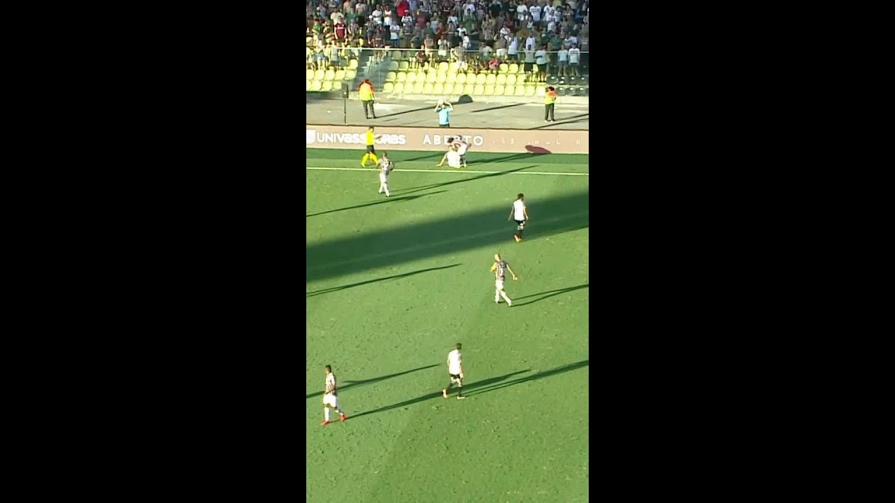 BEIJINHO DO MARCELO NA CABEÇA DO HULK DEPOIS DO CARRINHO | FLUMINENSE X ATLÉTICO| #shorts | ge.globo