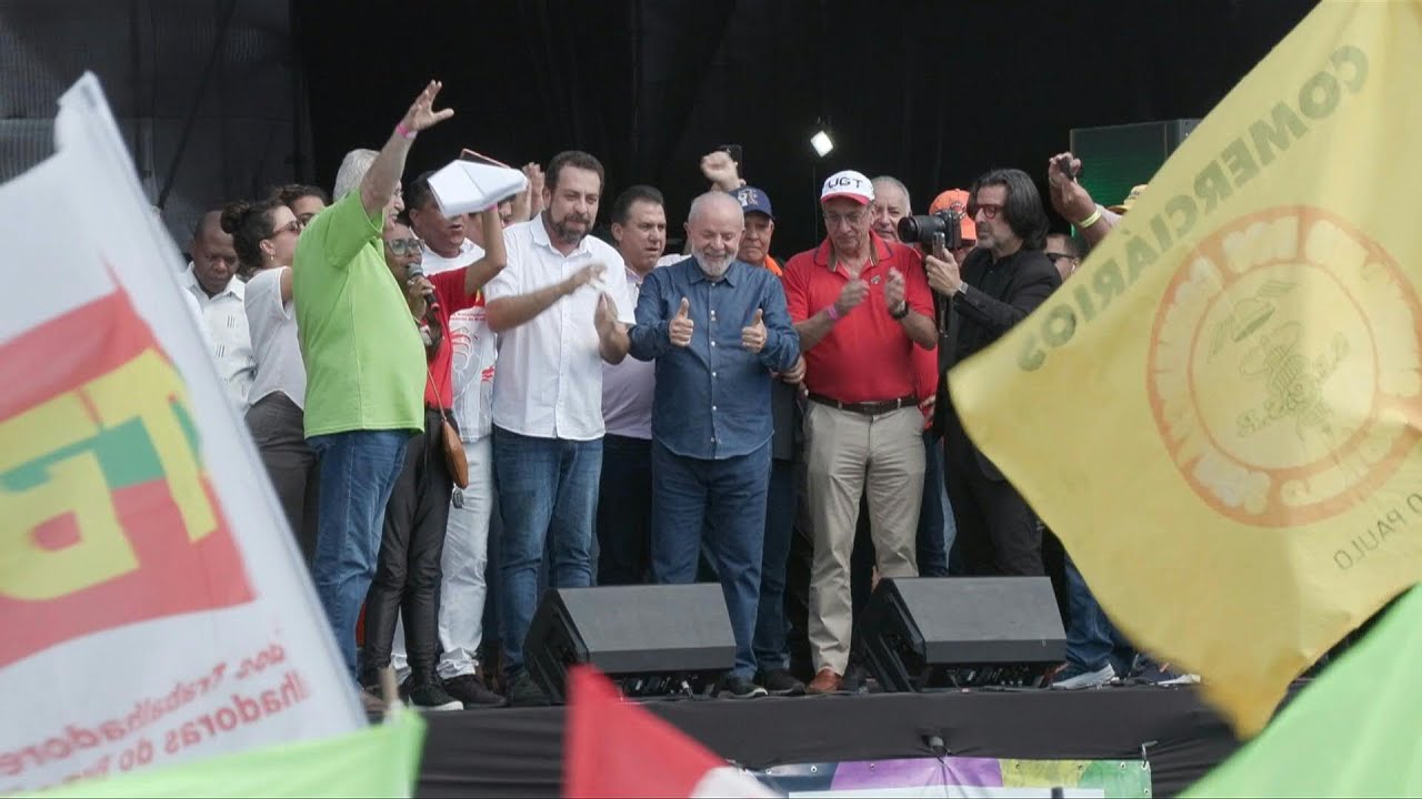 Lula em SP; confrontos em Paris e Santiago: as imagens do 1° de maio | AFP