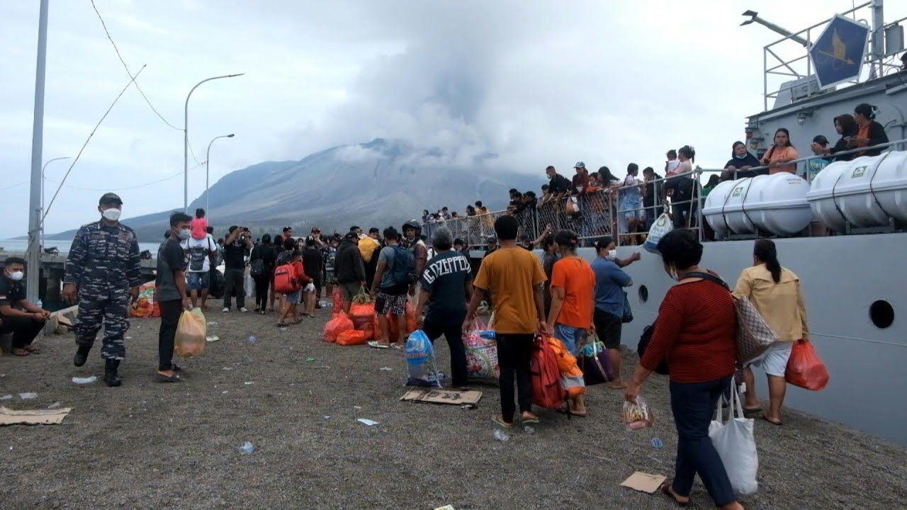 Milhares são evacuados no norte da Indonésia por erupção de Monte Ruang | AFP