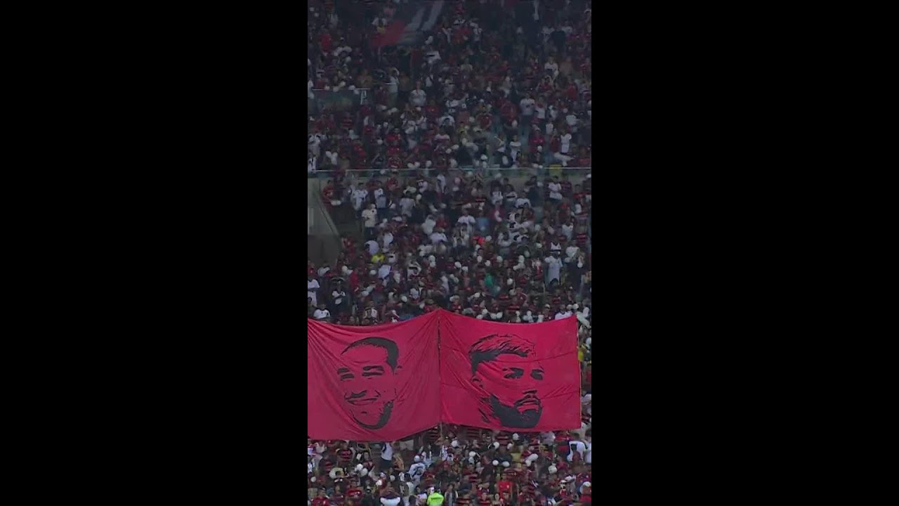 TORCIDA DO FLAMENGO LEVANTA BANDEIRÃO DE GABIGOL AO LADO DAS DE ZICO E ADRIANO | #shorts | ge.globo