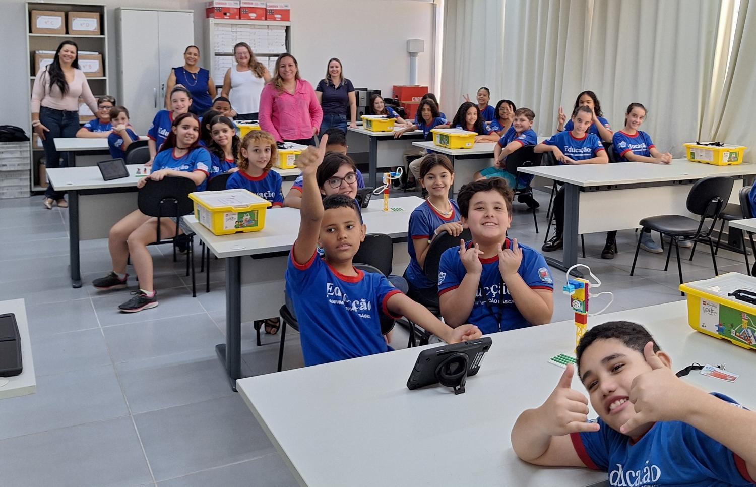 Alunos do Projeto Educa Água utilizam robótica para criar "chuveiro inteligente"