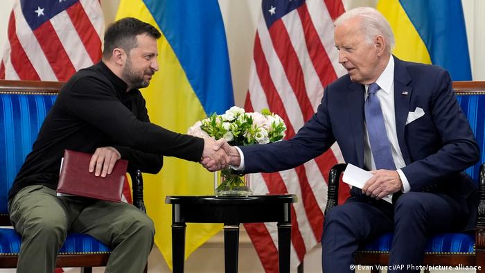 Biden pede desculpas a Zelenski por atraso de ajuda militar