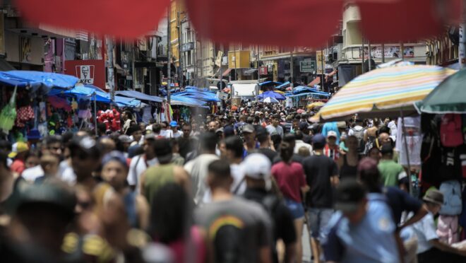 Brasileiro trabalha cinco meses por ano para pagar impostos