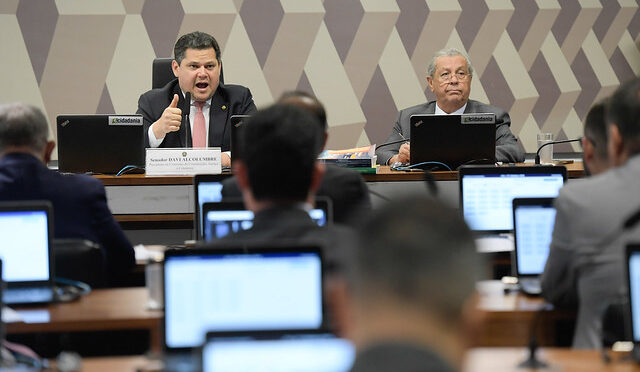 CCJ aprova projeto que veda contribuição sindical e reduz prazo para dívida trabalhista