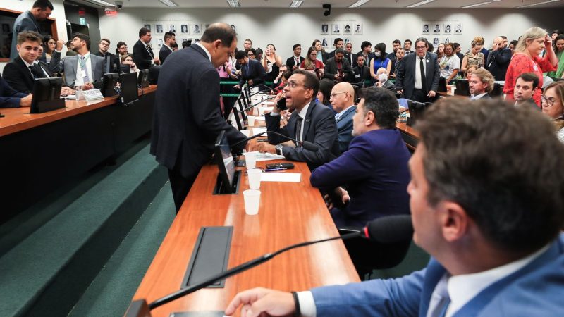 Câmara aprova projeto que suspende mandato por quebra de decoro