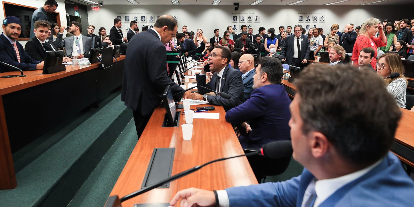 Câmara aprova projeto que suspende mandato por quebra de decoro