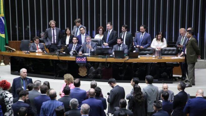 Câmara aprova “taxa das blusinhas”; texto vai à sanção