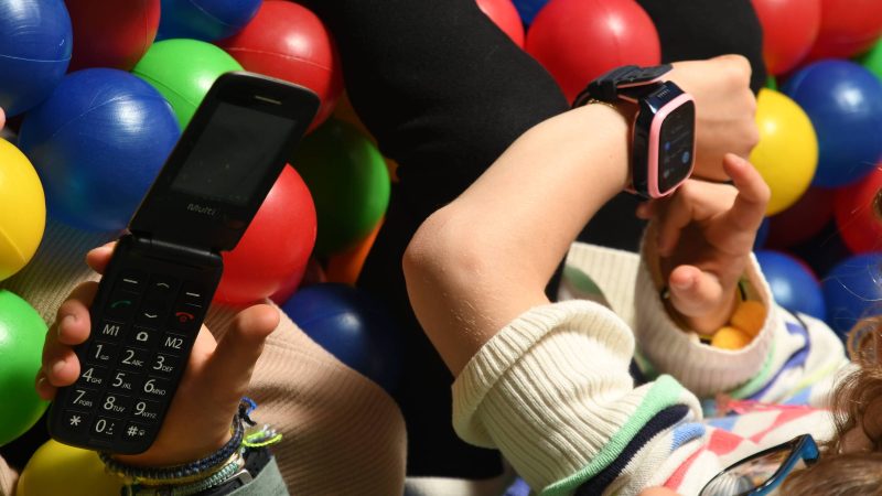 Contra smartphone, pais dão a filhos ‘dumbphone’ – 23/06/2024 – Educação