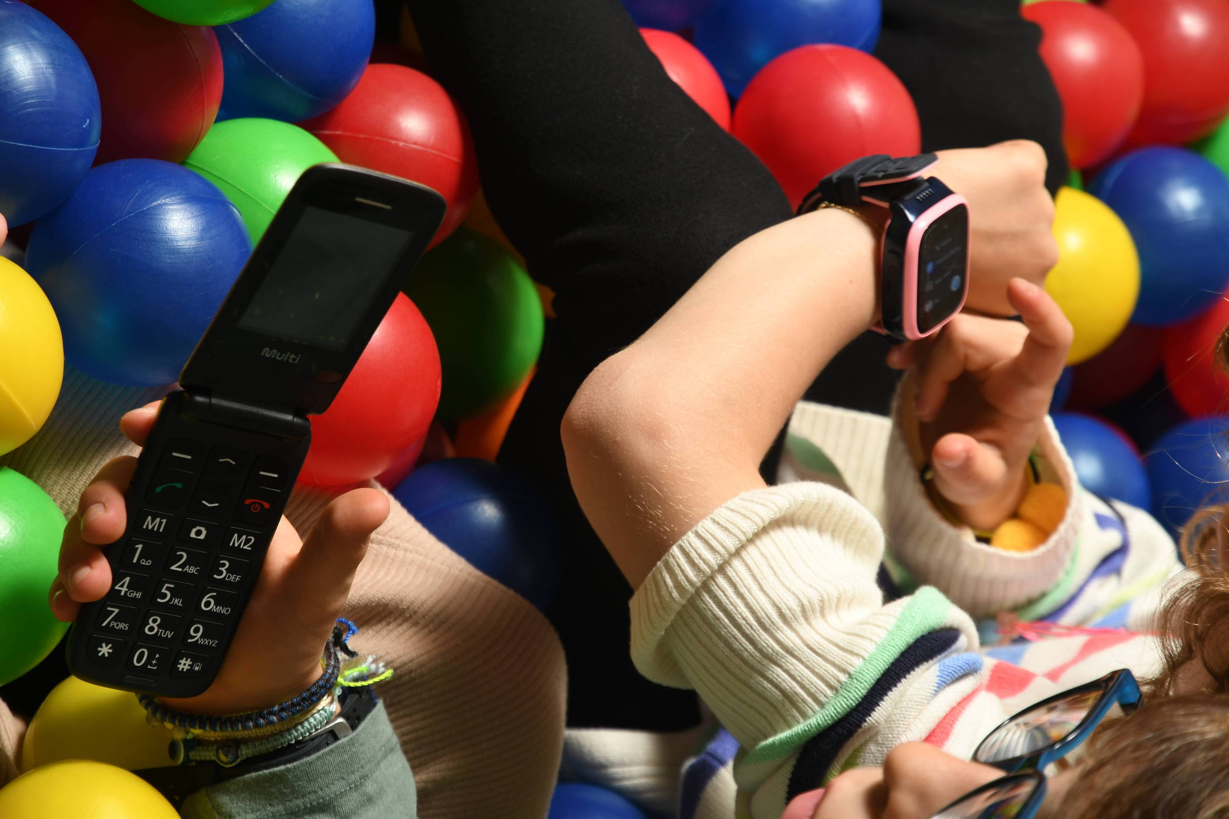 Contra smartphone, pais dão a filhos ‘dumbphone’ – 23/06/2024 – Educação