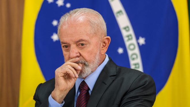 Dólar atinge maior valor em quase 2 anos com críticas de Lula ao BC