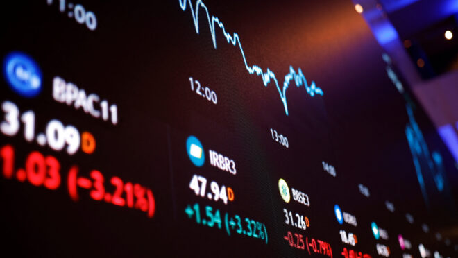 Dólar chega a R$5,43 e Ibovespa sobe na véspera do Copom