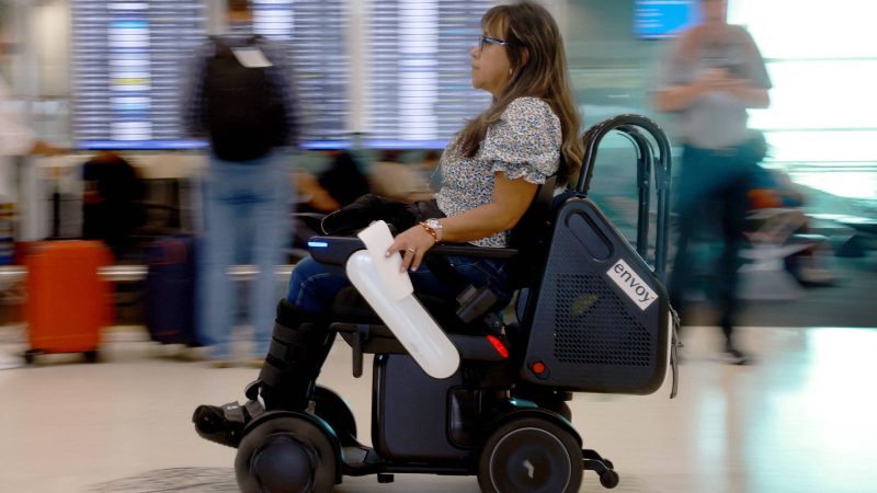 EUA: aeroporto de Miami adota cadeira de rodas autônoma – 26/06/2024 – Mercado