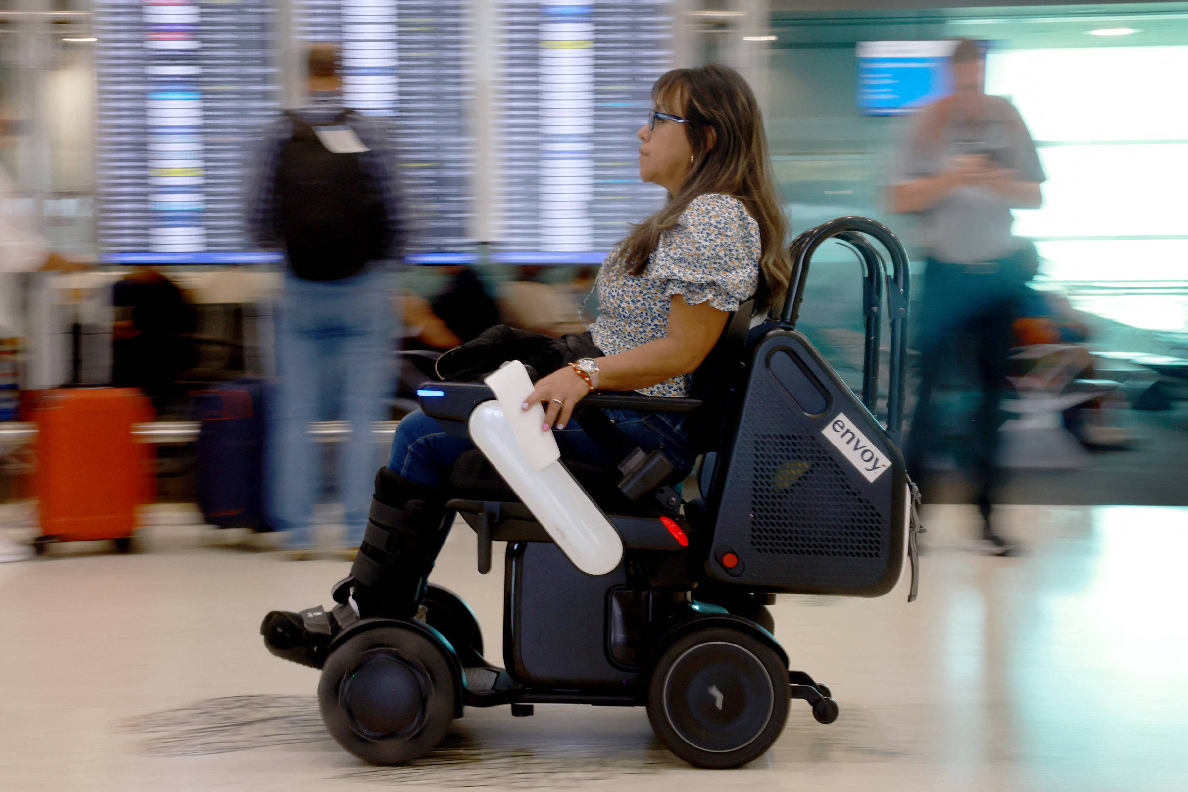 EUA: aeroporto de Miami adota cadeira de rodas autônoma – 26/06/2024 – Mercado