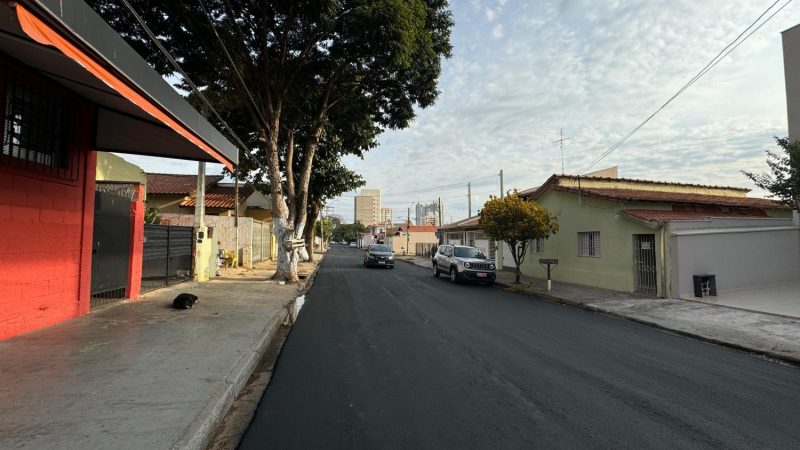 Equipe do Plano Municipal de Recapeamento trabalha na rua Cinco de Julho