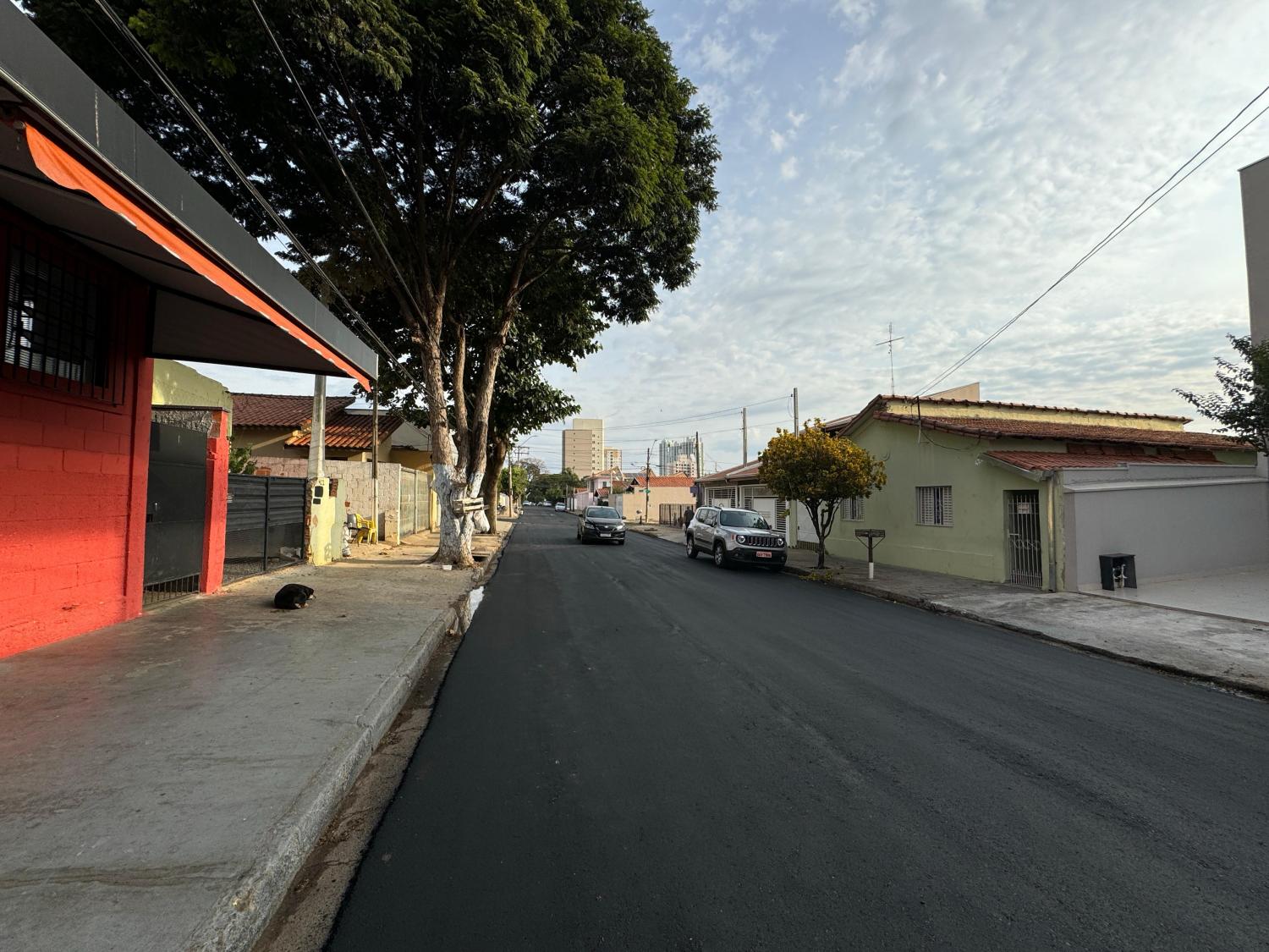 Equipe do Plano Municipal de Recapeamento trabalha na rua Cinco de Julho