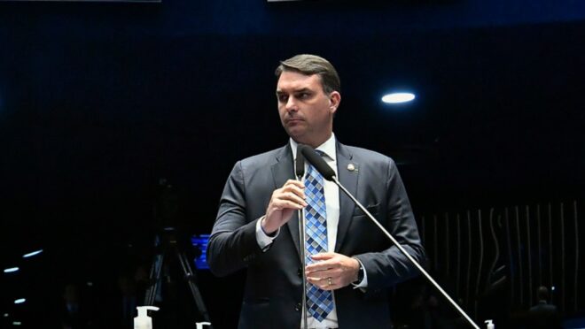 Flávio Bolsonaro critica “taxa das blusinhas” e defende desoneração da indústria