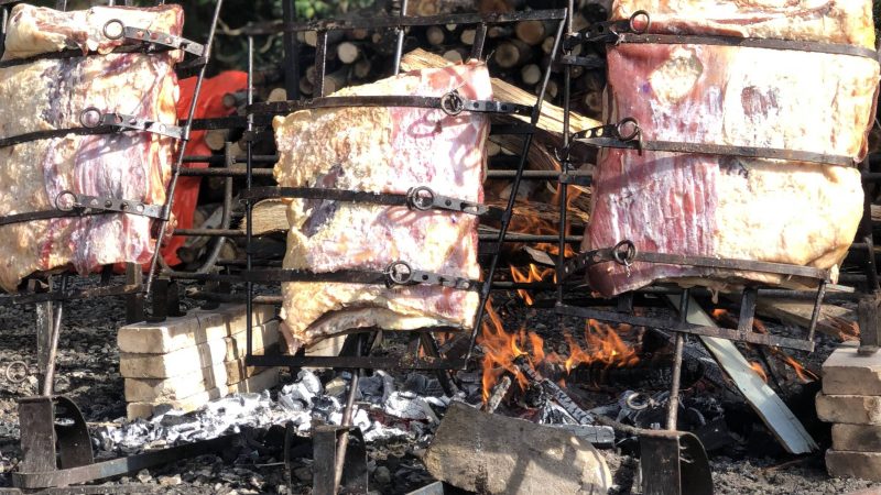 Gaúcho faz churrasco em abrigo de vítimas da chuva – 15/05/2024 – Cozinha Bruta