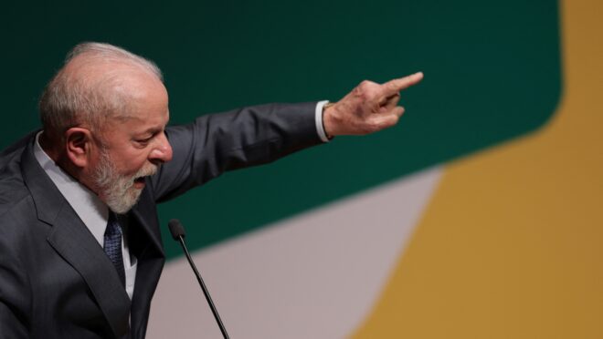 Lula critica benefícios mas governo planeja subsídios via BNDES