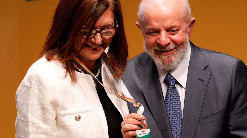 Lula defende Petrobras lucrativa e líder da transição energética