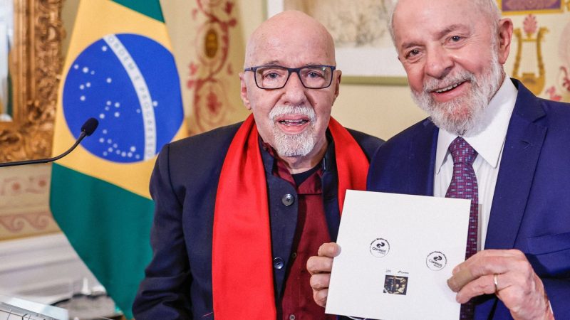 Lula lança selo dos Correios em celebração a obra de Paulo Coelho